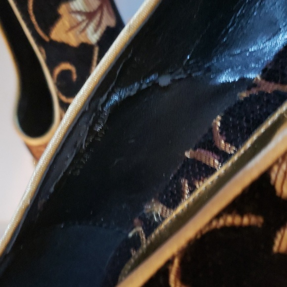 Elegant Black and Gold Heels - Picture 12 of 16